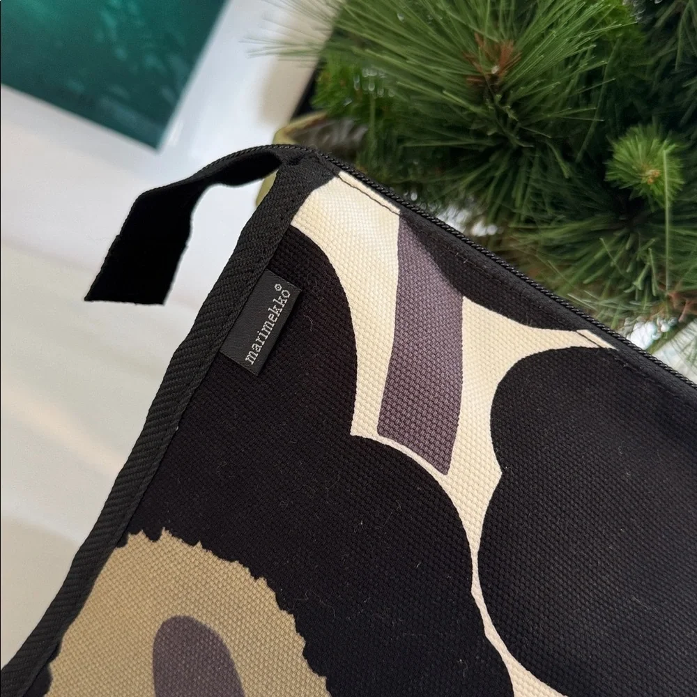 Marimekko Black and White Poppy Unikko Pattern Toiletry Travel Unisex Bag - Picture 3 of 9
